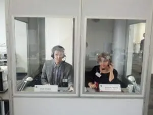 Alexandra Berlina und Pavel Sirotkin beim Simultandolmetschen in einer Kabine