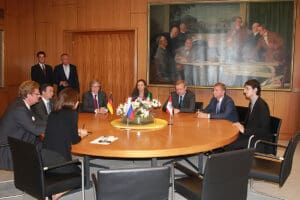 Eine Gruppe sitzt in Rathaus von Düsseldorf um einen Tisch. Links der Oberbürgermeister von Düsseldorf, Dirk Elbers; rechts der Dolmetscher Pavel Sirotkin