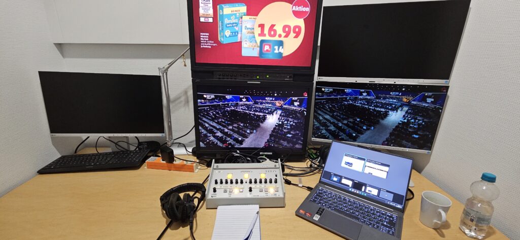 Arbeitsplatz eines Dolmetschers in einem Fernsehstudio